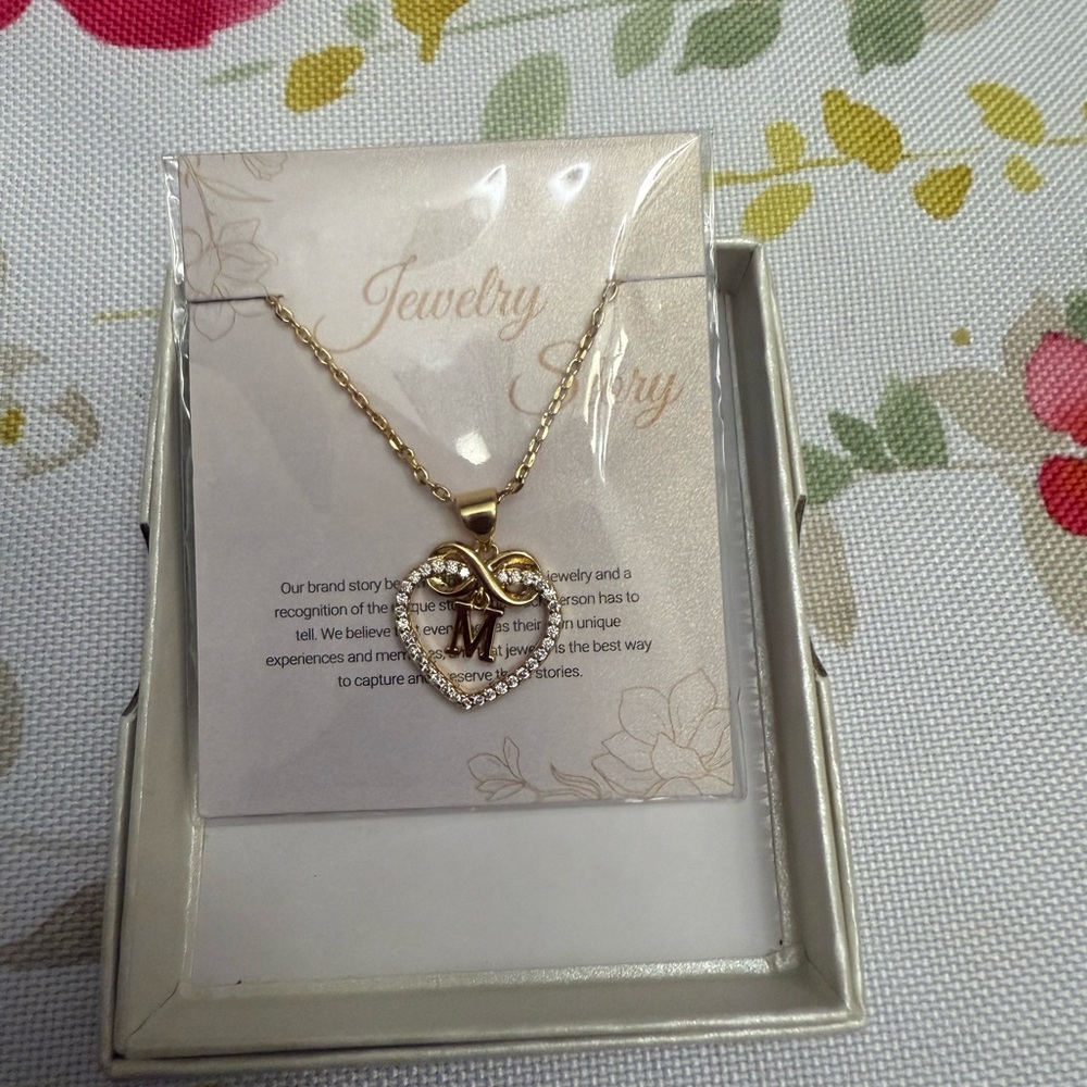 Delicate Gold Necklace with Heart Pendant and Floral Motif